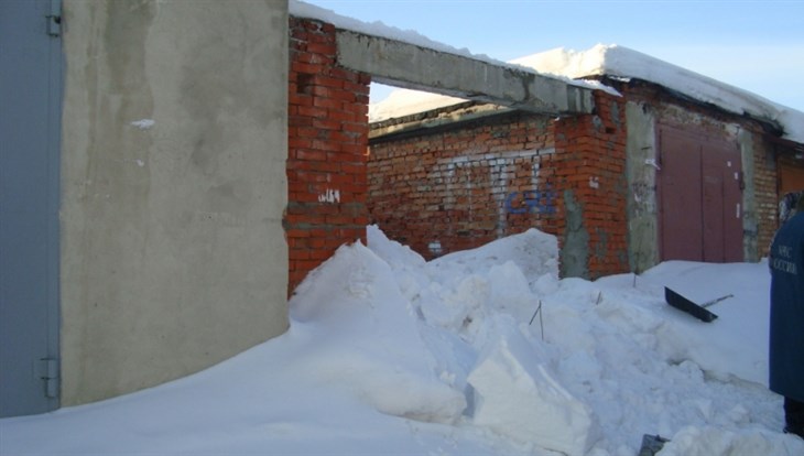 Один из детей, на которых упал снег с гаража в Томске, скончался