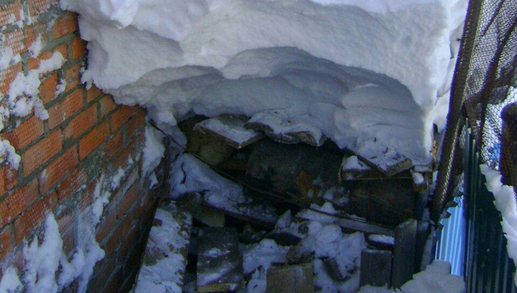 Спасатели помогли достать тело сторожа из-под завала снега в Томске