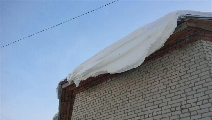 Два случая падения снега с крыш на людей произошли в четверг в Томске