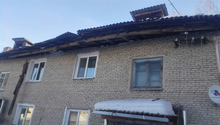 Крыша жилого дома рухнула в Асине под тяжестью снега, возбуждено дело
