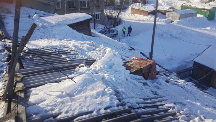 Крыша жилого дома рухнула в Асине под тяжестью снега, возбуждено дело