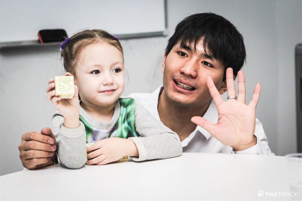 Чжао Шилун занимается с детьми китайским языком с сентября 2016 года. По его словам, дети в Китае ведут себя более спокойно, чем эмоциональные и активные российские ребята. Но это не очень сложно, потому что я люблю детей, они милые и интересные. И они меня любят, – поделился Шилун.