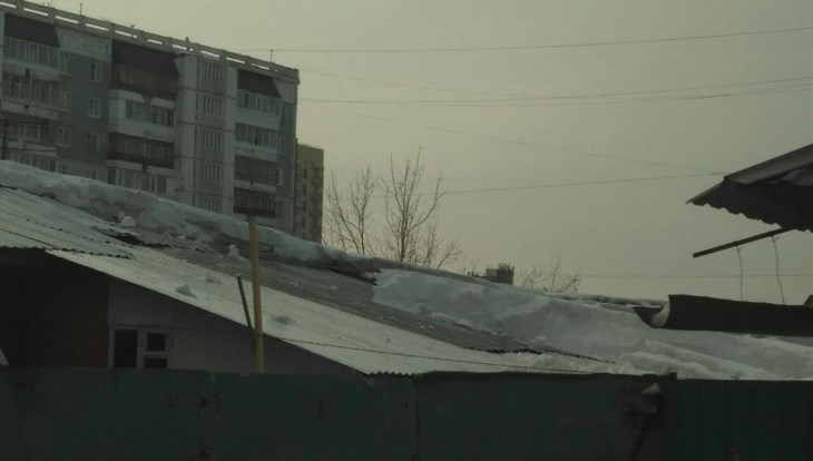 Пожилой томич, чистивший крышу дома, оказался под снежным завалом