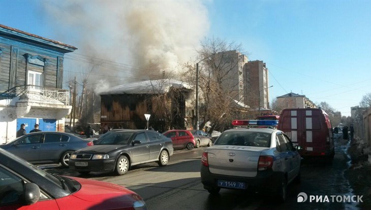 Пожарные тушат расселенный дом напротив стадиона Труд в Томске