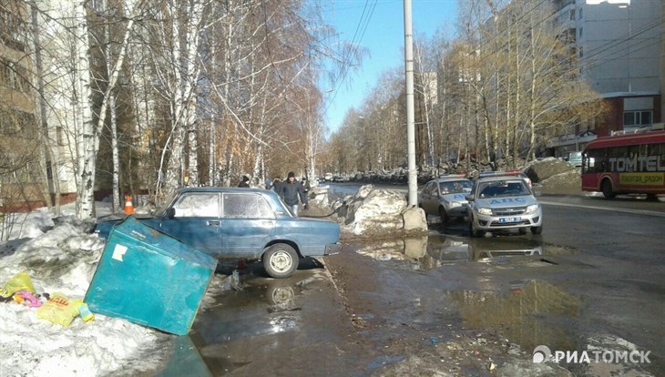 Сбитый ВАЗом мусорный бак придавил женщину в Томске