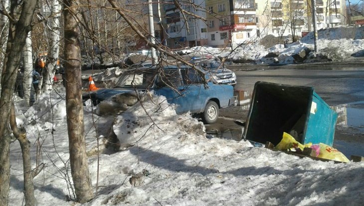 Сбитый ВАЗом мусорный бак придавил женщину в Томске