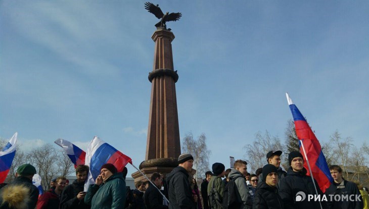 Митинг в Томске у Речного вокзала собрал 400 человек