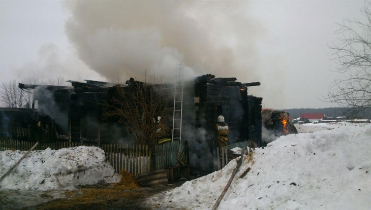 Тела троих детей обнаружены во время тушения пожара в томском селе