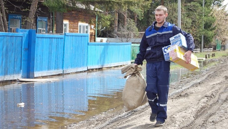 Томские почтальоны в паводок доставят письма на лодках и вездеходах