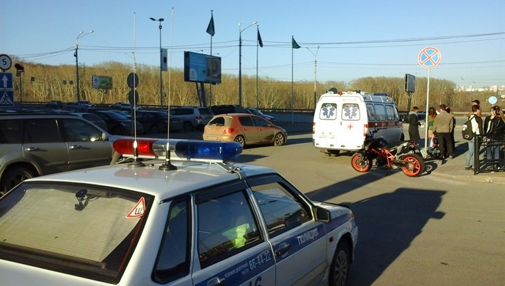 Водитель мотоцикла и пешеход пострадали после ДТП на парковке в Томске