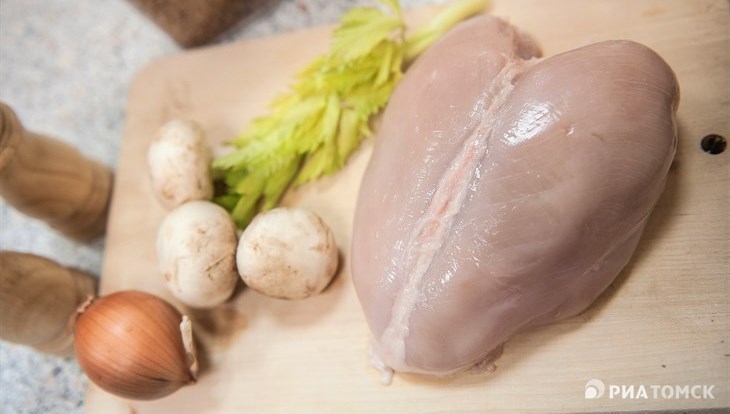 Специалисты нашли сальмонеллу в мясе птицы в магазинах Стрежевого
