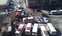 Перевозчики маршрута №4 в Томске заблокировали заказные автобусы