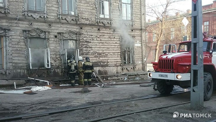 Пожар произошел в Томске в жилом деревянном доме из 
