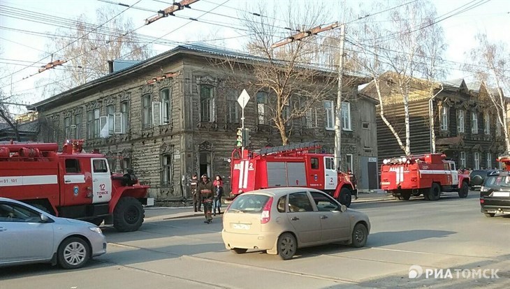 Пожар произошел в Томске в жилом деревянном доме из списка 701