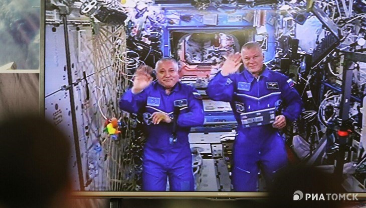 Космонавты рассказали томским школьникам о борще и музыке на борту МКС
