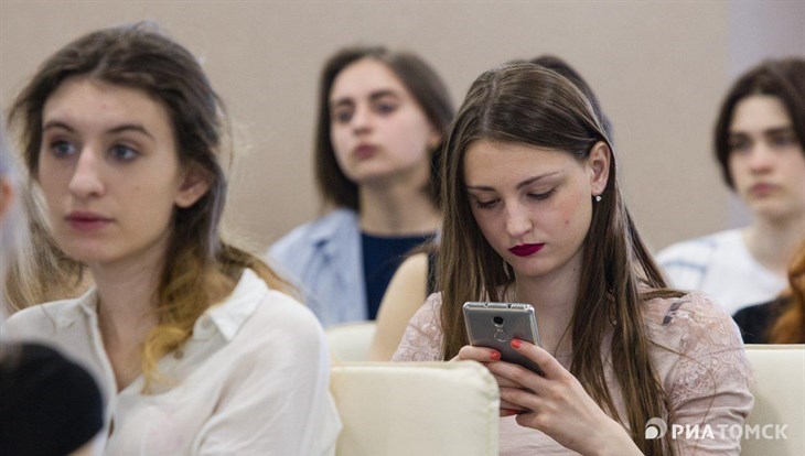 Запретить нельзя разрешить: томичи об идее запрета смартфонов в школе