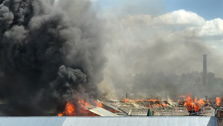 Баня и школа горят на территории колонии №4 на улице Нахимова в Томске
