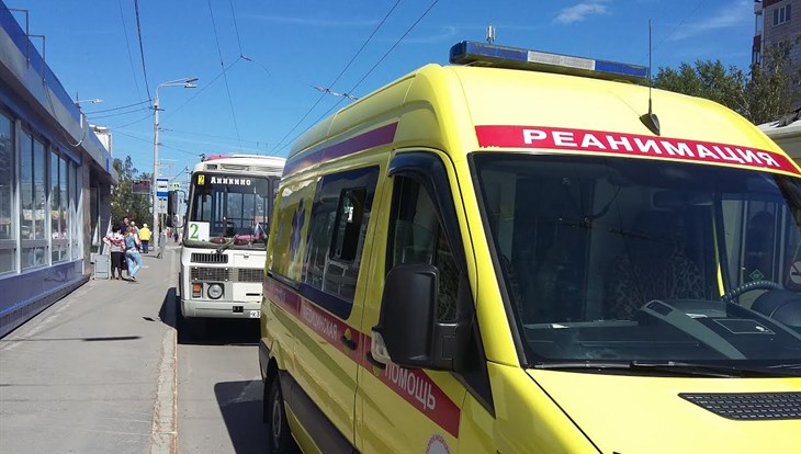 Томичка с детьми выпала из автобуса, пострадала 2-летняя девочка