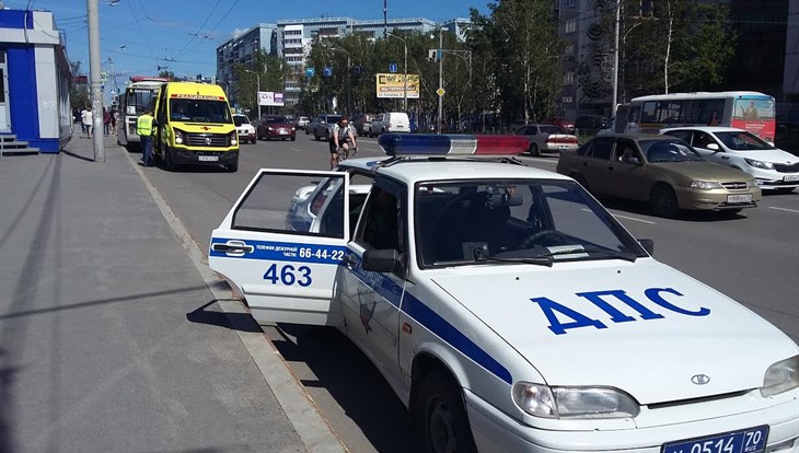 Томичка с детьми выпала из автобуса, пострадала 2-летняя девочка