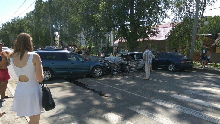 ВАЗ влетел в Subaru и Peugeot на зебре перед школой №28 в Томске
