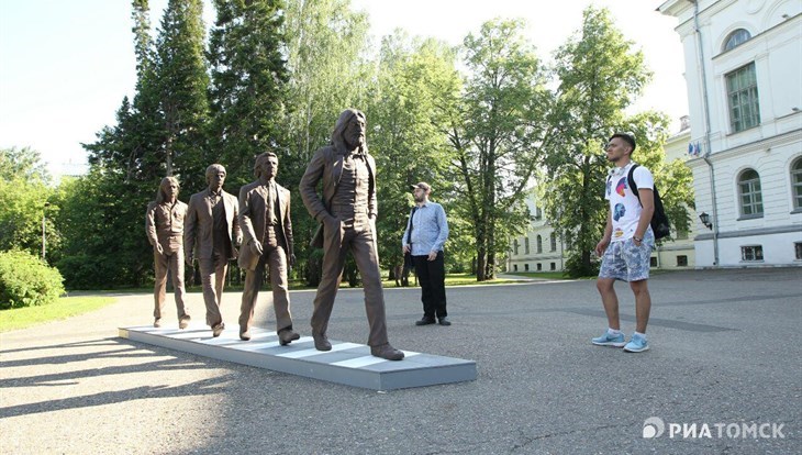 Памятник The Beatles появился перед ТГУ к началу приемной кампании