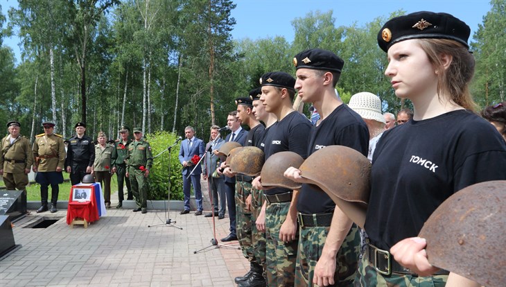 Останки солдата, найденные в Калужской области, преданы земле в Томске