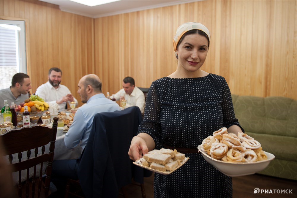 Что готовят на уразу. Блюда на Ураза байрам. Мусульманское застолье. Блюда на праздник Ураза байрам. Чеченский праздничный стол.