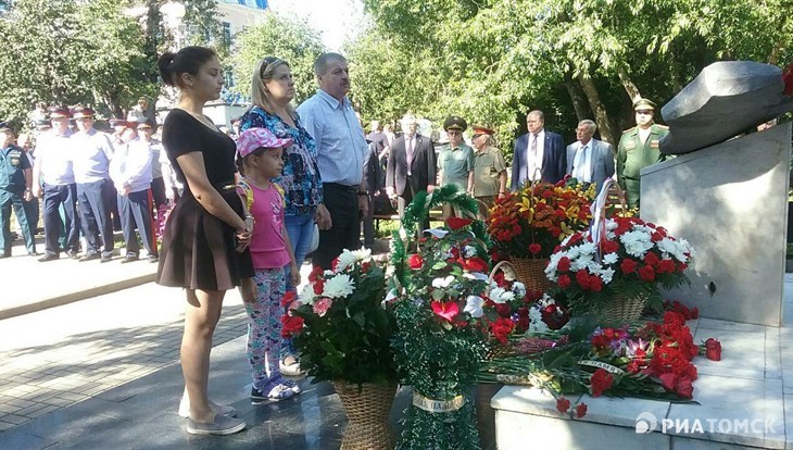 Томичи возложили цветы к мемориалу погибшим курсантам училища связи