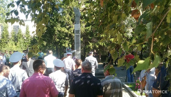 Томичи возложили цветы к мемориалу погибшим курсантам училища связи