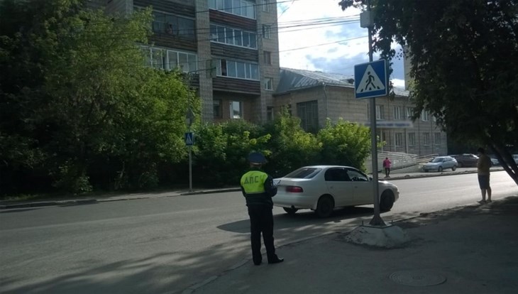 Иномарка сбила двоих детей на переходе на Учебной в Томске