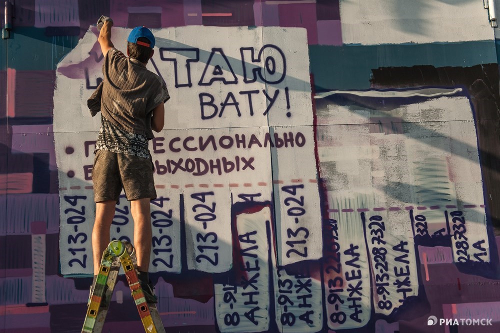 В рамках Street Vision 22 мастера из Новосибирска, Кемерова, Томска, Бишкека (Киргизия) и Алматы (Казахстан) устроили Граффити-бойню и два дня соревновались в искусстве создания надписей на стенах.