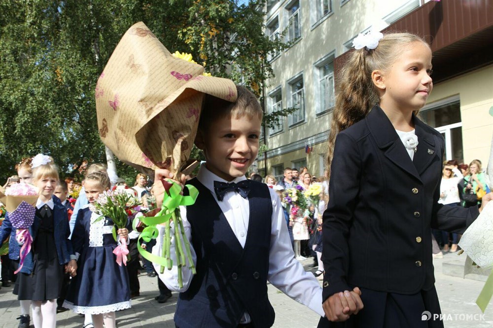1 сентября 2007 года. Томск школы 1 сентября. Школа 1 Томск. 1 Сентября 2007. Большетарханская СОШ 2017 года первоклашки первое сентября.