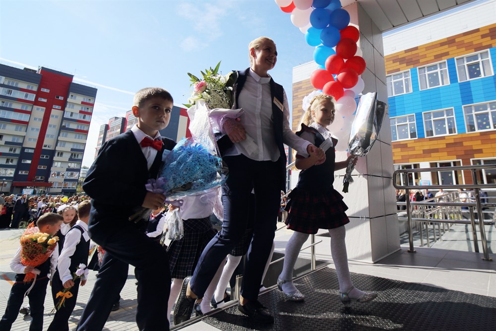 Для более чем 57 тысяч школьников Томска в пятницу начался новый учебный год. Как проходит в День знаний в областном центре – в фотоленте РИА Томск.