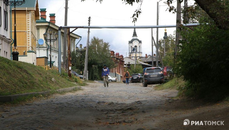 Томскводоканал загерметизирует люки на Бакунина, чтобы меньше воняло