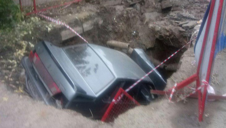 ВАЗ въехал в огражденную яму на улице Алтайской в Томске