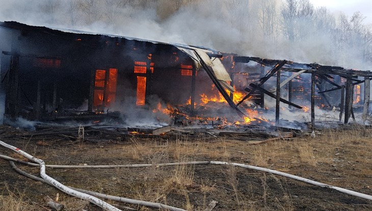 Пожар на 1,5 тыс квадратов произошел на пустых складах в Колпашеве