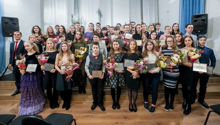 Более 50 талантливых школьников Томска получили городскую стипендию