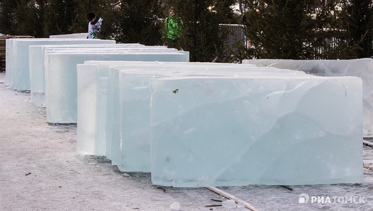 Рабочие заготовят 180 ледяных блоков для фестиваля Хрустальный Томск
