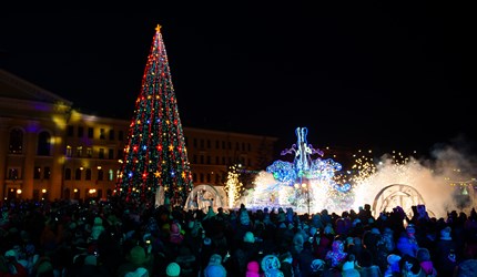 Огни зажглись на главной городской новогодней елке в центре Томска