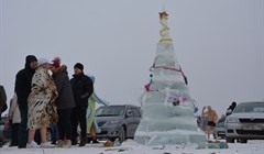 Томские моржи нарядили вырезанную изо льда елку на Боярском озере