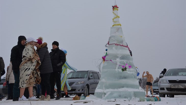 Томские моржи нарядили вырезанную изо льда елку на Боярском озере