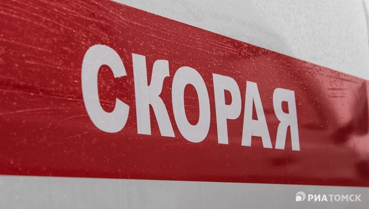 Девочка попала в больницу, угодив под машину во дворе в Томске