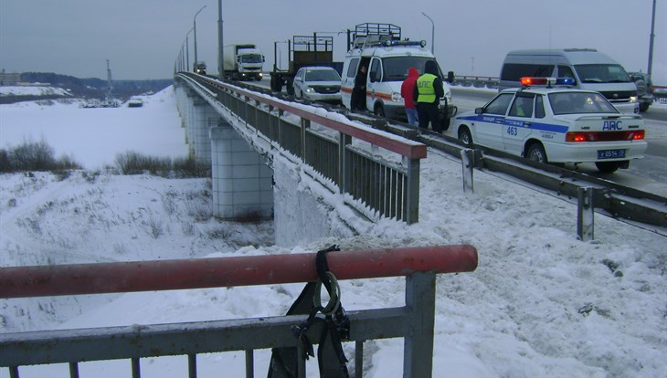 Мужчина и женщина в альпснаряжении упали с моста в районе Северска