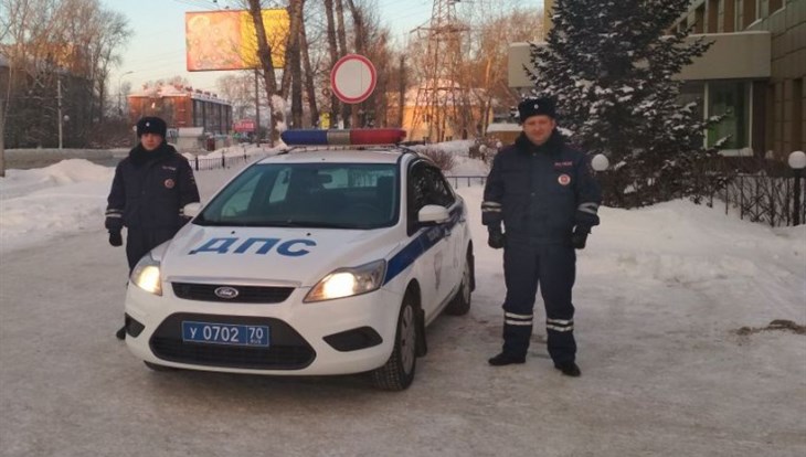 Полиция и МЧС помогли томичам, чья машина сломалась в мороз на трассе