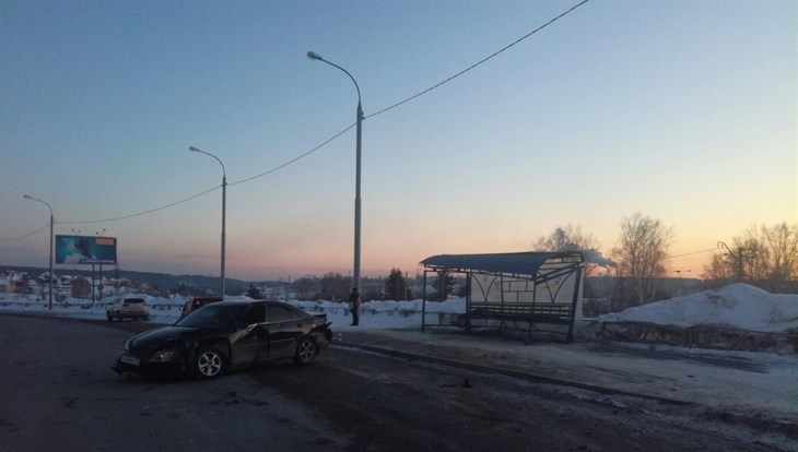 Toyota врезалась в остановку на Клюева в Томске, пострадал пешеход