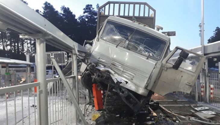 КамАЗ с прицепом врезался в ограждение центрального КПП Северска