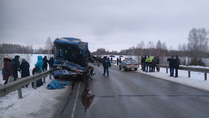 Двое погибли в ДТП с автобусом и грузовиком в Томской области