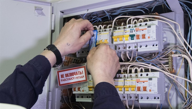 Томскэнергосбыт отключил свет в 2,5 тысячи квартир за долги