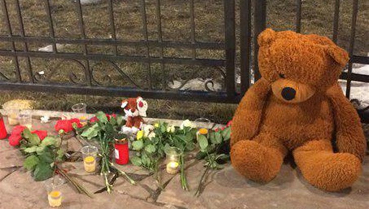 Томичи несут цветы к ТЦ на Комсомольском в память о жертвах в Кемерове