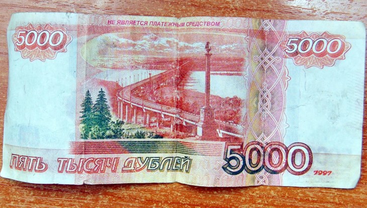Клиент парабельской АЗС расплатился купюрой в 5 тысяч дублей